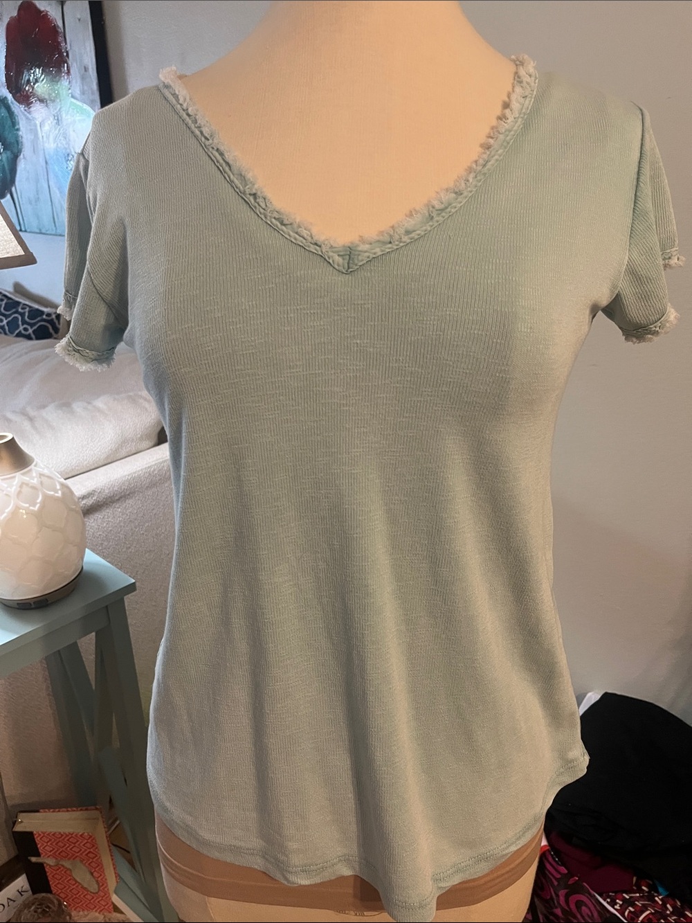 BOUTIQUE Women's Light Green V-Neck Short Sleeve Tee with Frayed Trim